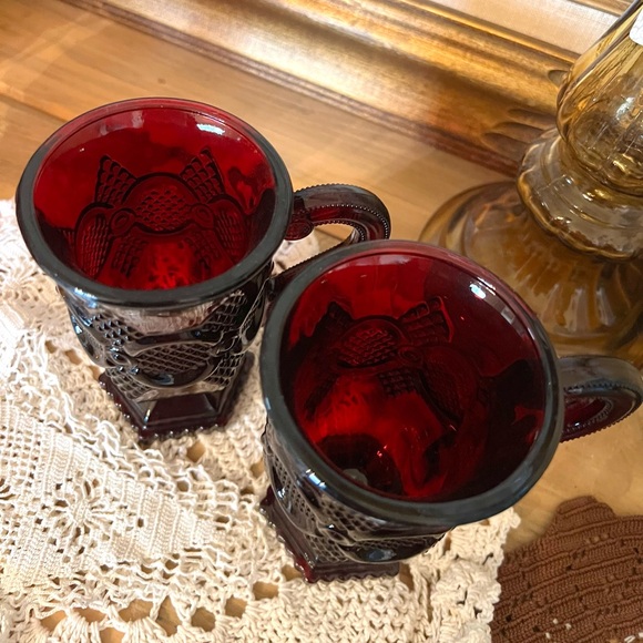 Vintage 1982 Cape Cod 1876 Collection 2 PEDESTAL MUGS Roman Rosette Pattern Avon - Picture 4 of 6